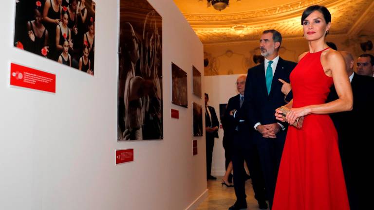 la reina letizia triunfa en cuba con su misterioso vestido rojo