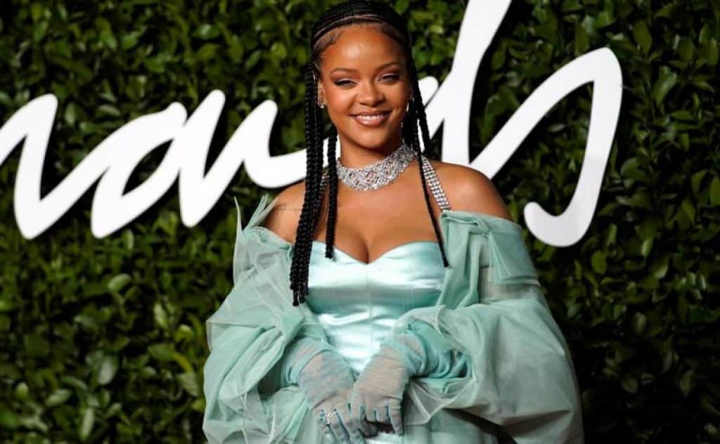 rihanna irrumpe con fuerza en los premios de la moda