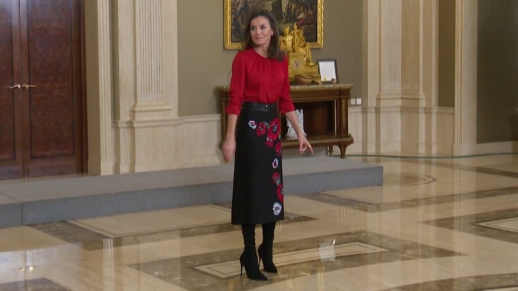 la reina letizia reinventa un look a golpe de botas altas