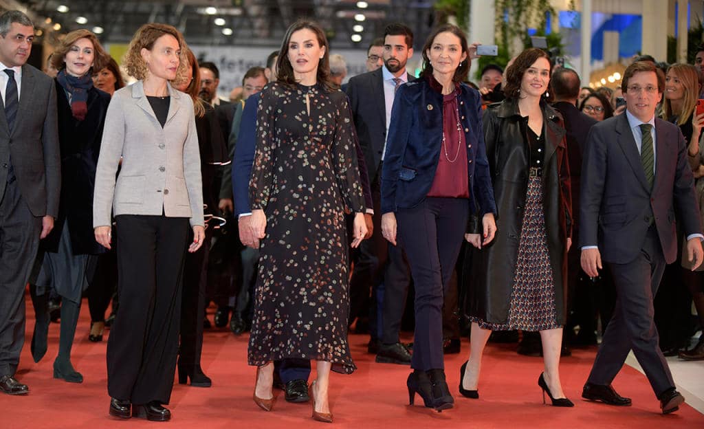 la reina letizia saca del armario un vestido creado en galicia para inaugurar fitur