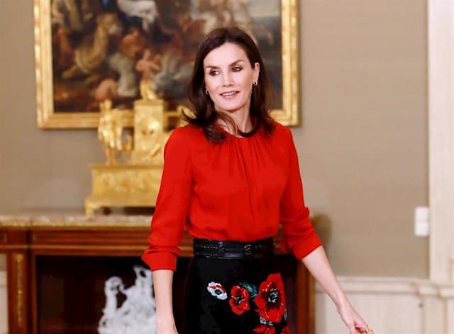 letizia reinventa un favorecedor look a golpe de botas altas