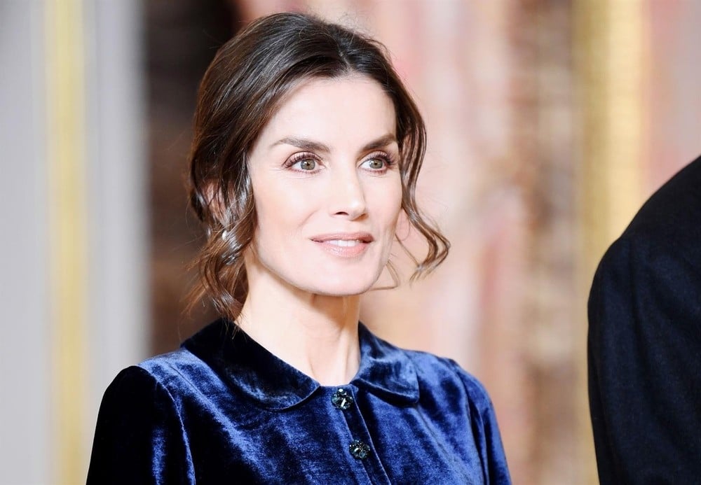 letizia terciopelo y pendientes de bulgari